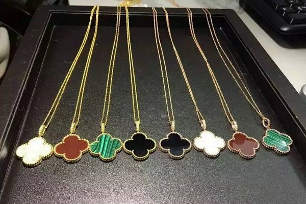 replica Van Cleef & Arpels Vintage Alhambra Pendant